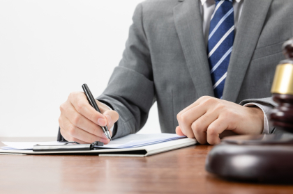Jak notariusz może pomóc w transakcjach nieruchomościowych?