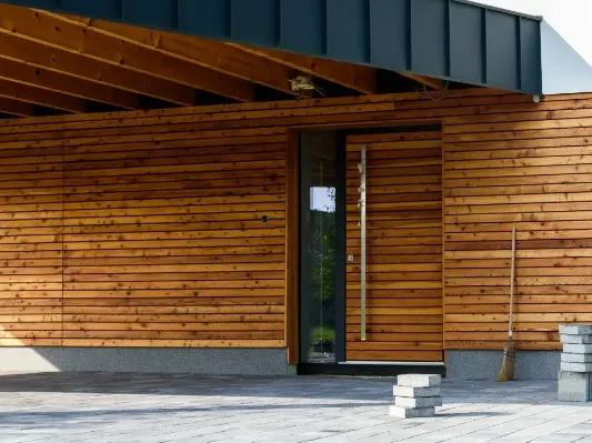 Drzwi z progiem termoizolacyjnym – drobny detal, duże znaczenie