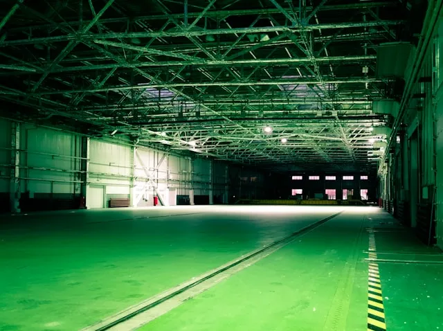 Gdzie najlepiej sprawdzają się posadzki betonowe przemysłowe – w jakich branżach?