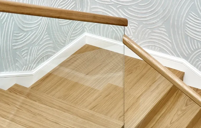 Jak schody drewniane z metalowymi balustradami zmieniają wizualny charakter nowoczesnego wnętrza?