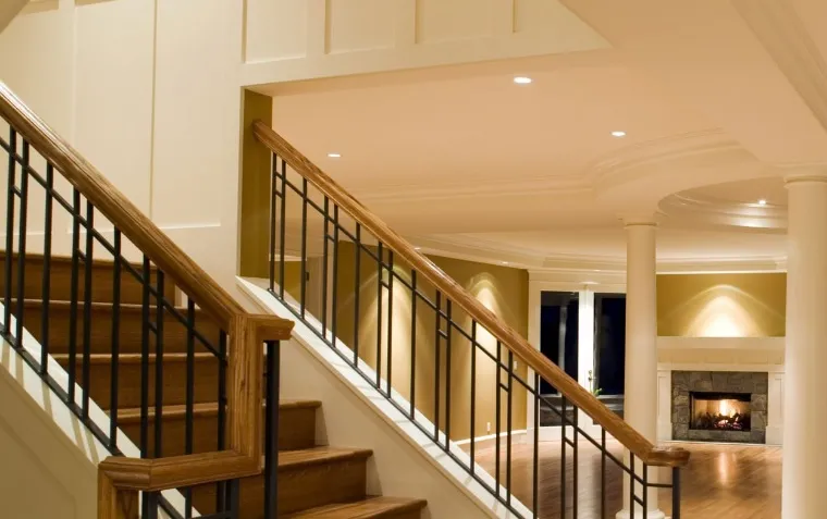 Jak dobrać rodzaj metalu, aby harmonijnie współgrał z wybarwieniem i strukturą schodów drewnianych?