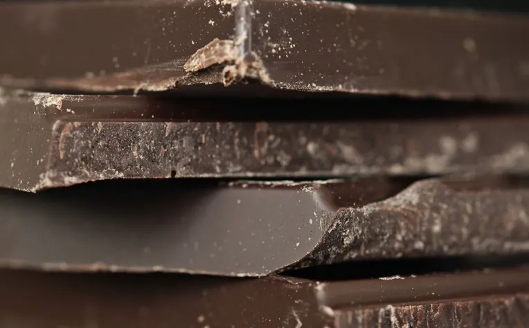 Jak błędy w czyszczeniu wpływają na smak i wygląd wyrobów, gdy maszyna do czekolady pracuje w intensywnym rytmie zmianowym?